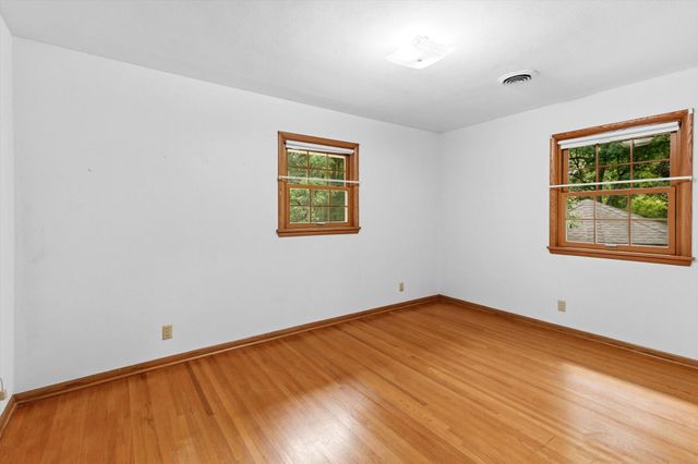 3081 Chatsworth Street N, Roseville, MN 55113