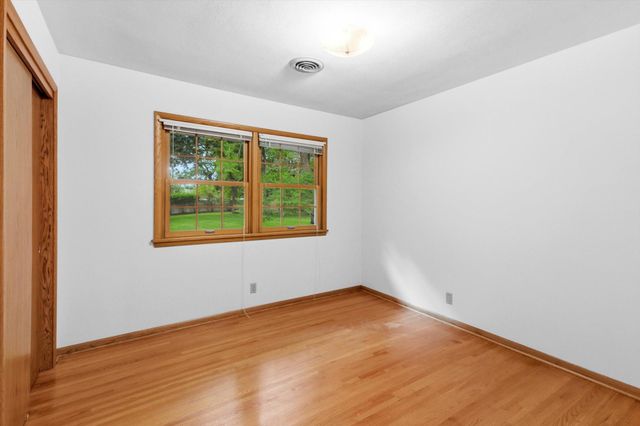 3081 Chatsworth Street N, Roseville, MN 55113