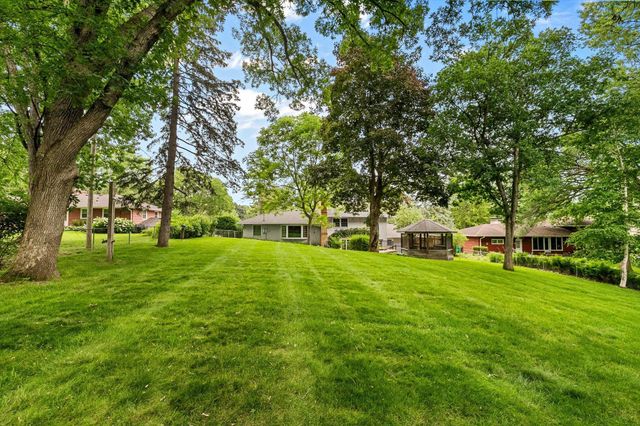 3081 Chatsworth Street N, Roseville, MN 55113