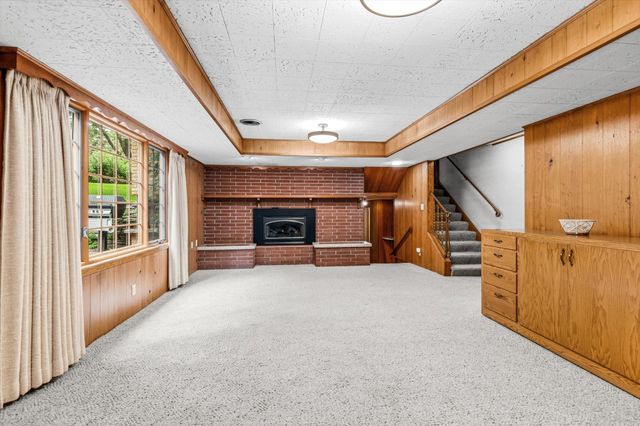 3081 Chatsworth Street N, Roseville, MN 55113