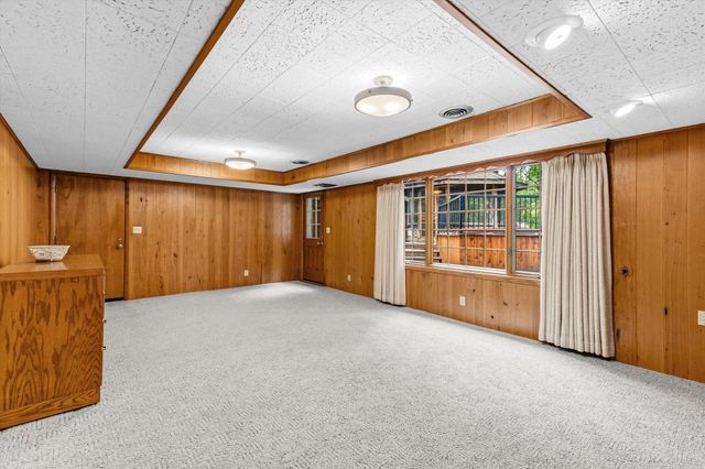 3081 Chatsworth Street N, Roseville, MN 55113