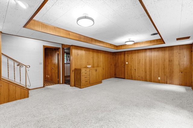 3081 Chatsworth Street N, Roseville, MN 55113