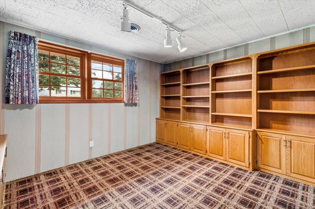 3081 Chatsworth Street N, Roseville, MN 55113