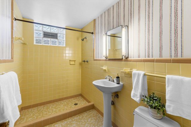 3081 Chatsworth Street N, Roseville, MN 55113