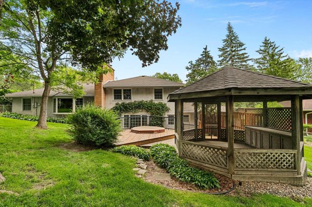 3081 Chatsworth Street N, Roseville, MN 55113