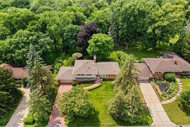 3081 Chatsworth Street N, Roseville, MN 55113