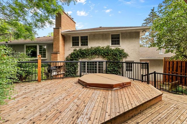 3081 Chatsworth Street N, Roseville, MN 55113