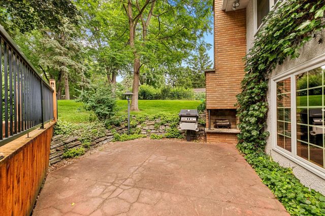 3081 Chatsworth Street N, Roseville, MN 55113