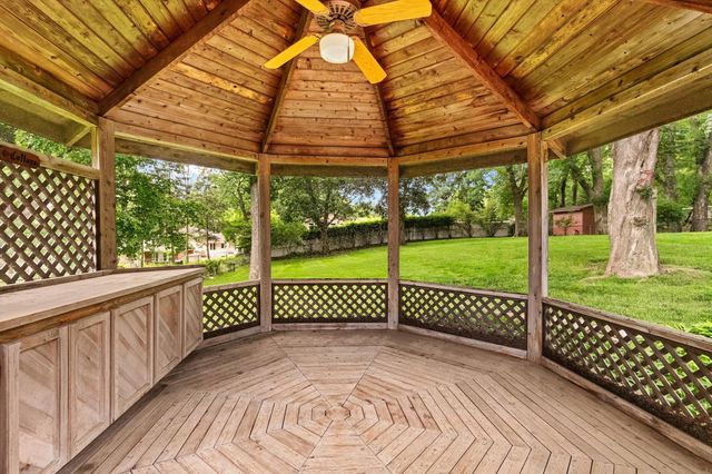 3081 Chatsworth Street N, Roseville, MN 55113