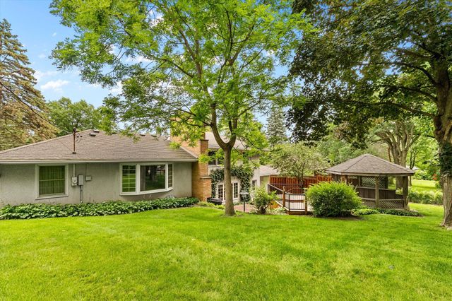 3081 Chatsworth Street N, Roseville, MN 55113
