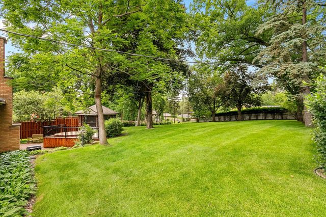 3081 Chatsworth Street N, Roseville, MN 55113