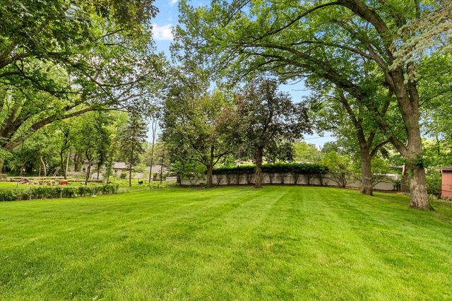 3081 Chatsworth Street N, Roseville, MN 55113