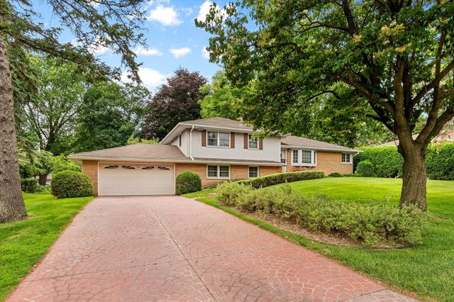 3081 Chatsworth Street N, Roseville, MN 55113