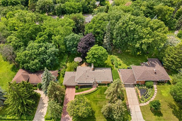 3081 Chatsworth Street N, Roseville, MN 55113