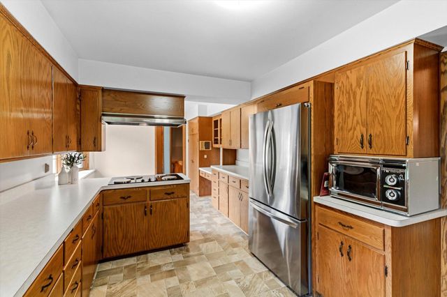 3081 Chatsworth Street N, Roseville, MN 55113