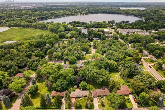 3081 Chatsworth Street N, Roseville, MN 55113