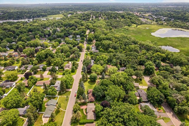 3081 Chatsworth Street N, Roseville, MN 55113