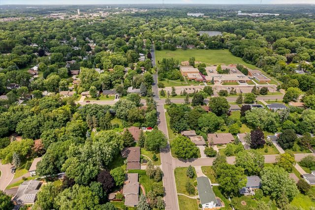 3081 Chatsworth Street N, Roseville, MN 55113