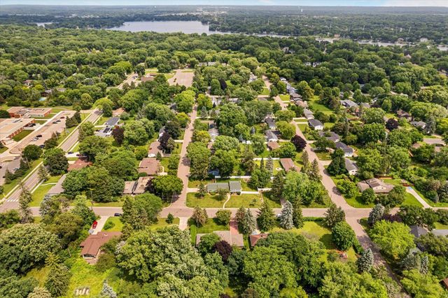 3081 Chatsworth Street N, Roseville, MN 55113