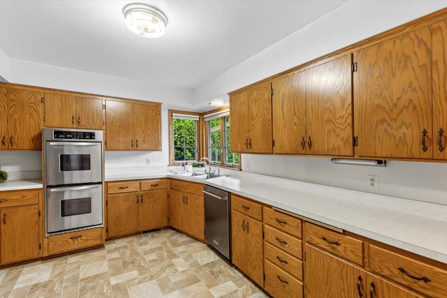 3081 Chatsworth Street N, Roseville, MN 55113