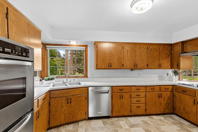 3081 Chatsworth Street N, Roseville, MN 55113