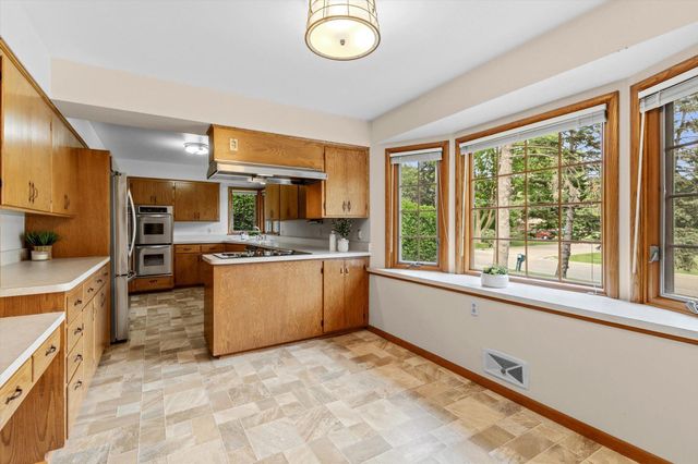 3081 Chatsworth Street N, Roseville, MN 55113