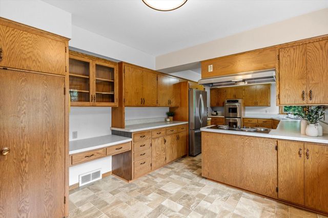 3081 Chatsworth Street N, Roseville, MN 55113
