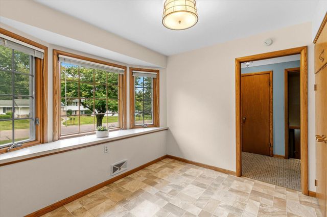 3081 Chatsworth Street N, Roseville, MN 55113