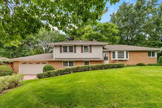 3081 Chatsworth Street N, Roseville, MN 55113