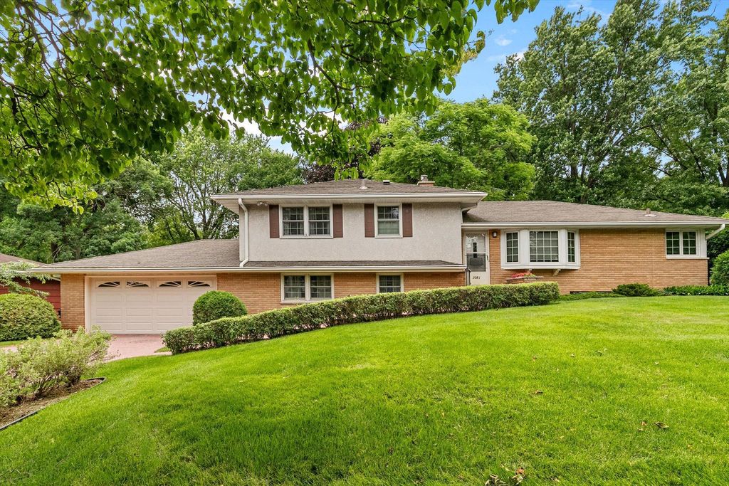 3081 Chatsworth Street N, Roseville, MN 55113