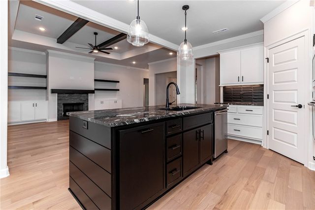 363 N Mantegani Road, Tontitown, AR 72762