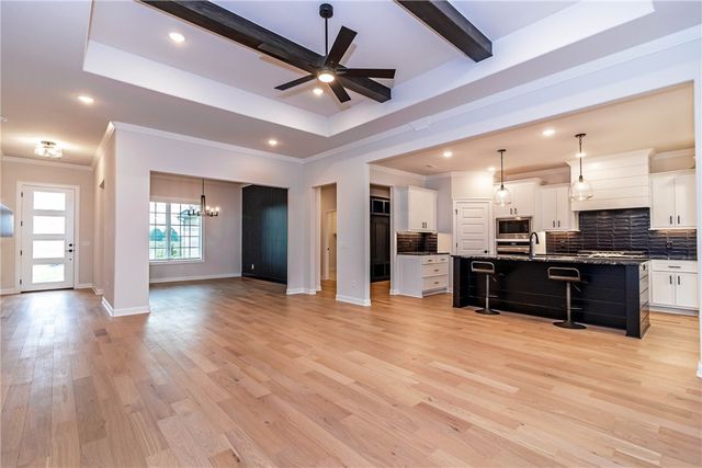 363 N Mantegani Road, Tontitown, AR 72762