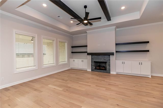 363 N Mantegani Road, Tontitown, AR 72762