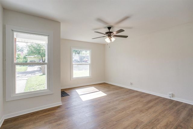 1220 S Brazos Street, Weatherford, TX 76086