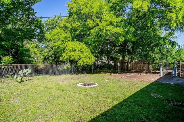 1220 S Brazos Street, Weatherford, TX 76086