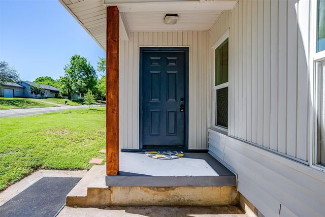 1220 S Brazos Street, Weatherford, TX 76086