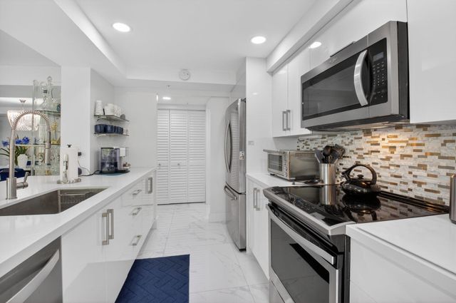 20080 Boca West Drive 427, Boca Raton, FL 33434