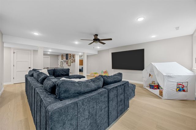 1022 Oakes Drive, Iowa City, IA 52245
