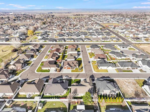 2734 Meadowbrook Dr, Twin Falls, ID 83301