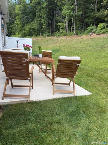 40 Lombard Circle 40, North Haven, CT 06473