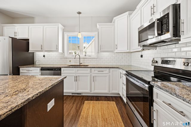 40 Lombard Circle 40, North Haven, CT 06473