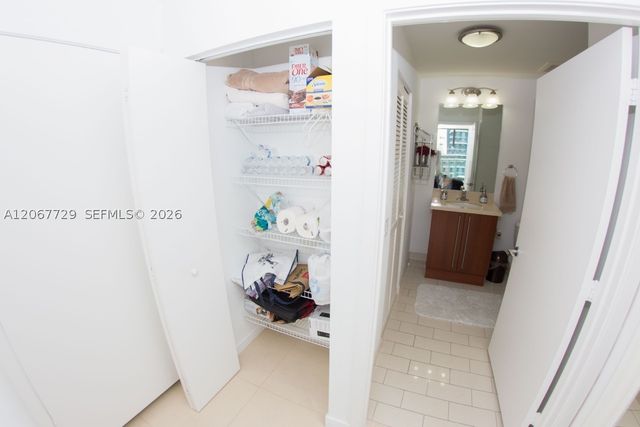 79 SW 12th St 3704-S, Miami, FL 33130