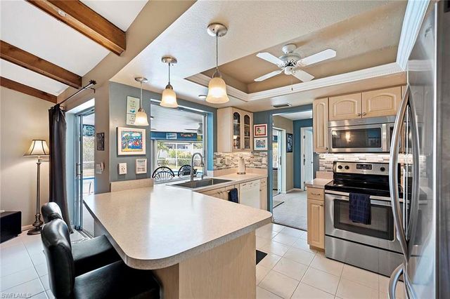 918 SE 28th TER, Cape Coral, FL 33904