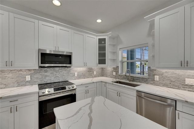 1806 MIRA LAGO CIRCLE, Ruskin, FL 33570