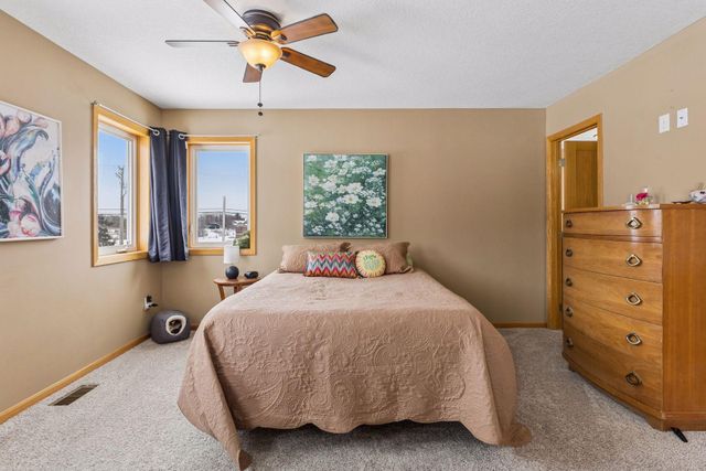 19490 Prairieview Drive, Rogers, MN 55374