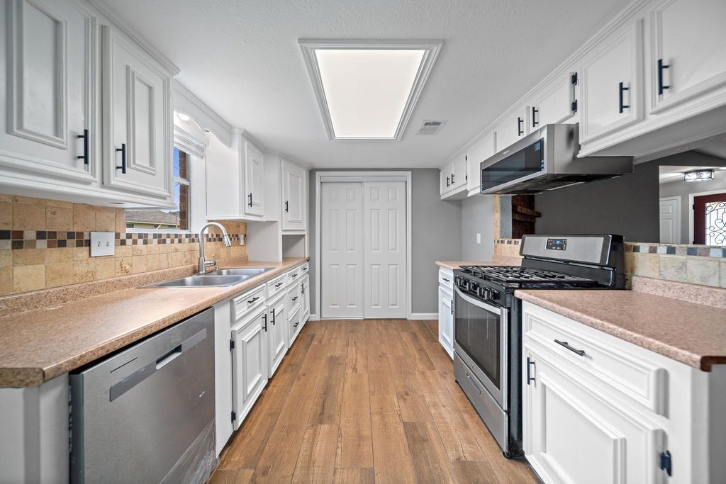 11024 San Jacinto Drive, La Porte, TX 77571