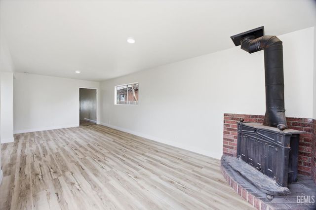 1217 Castaic Avenue, Bakersfield, CA 93308