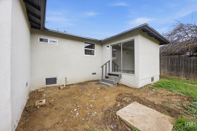 1217 Castaic Avenue, Bakersfield, CA 93308