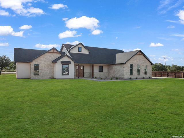 101 W MEDIUM MEADOW DR, Lytle, TX 78052