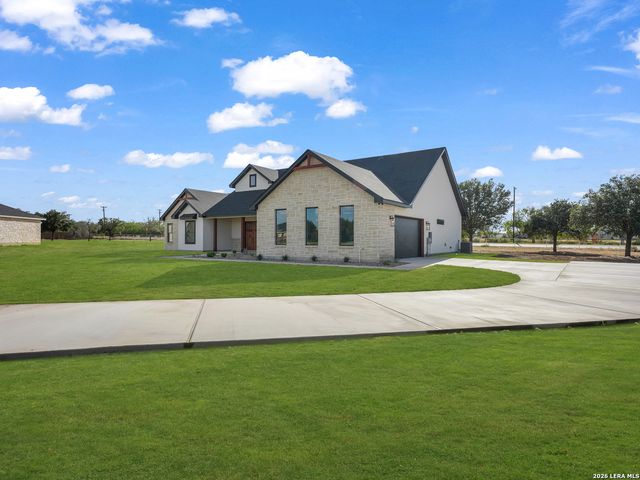 101 W MEDIUM MEADOW DR, Lytle, TX 78052